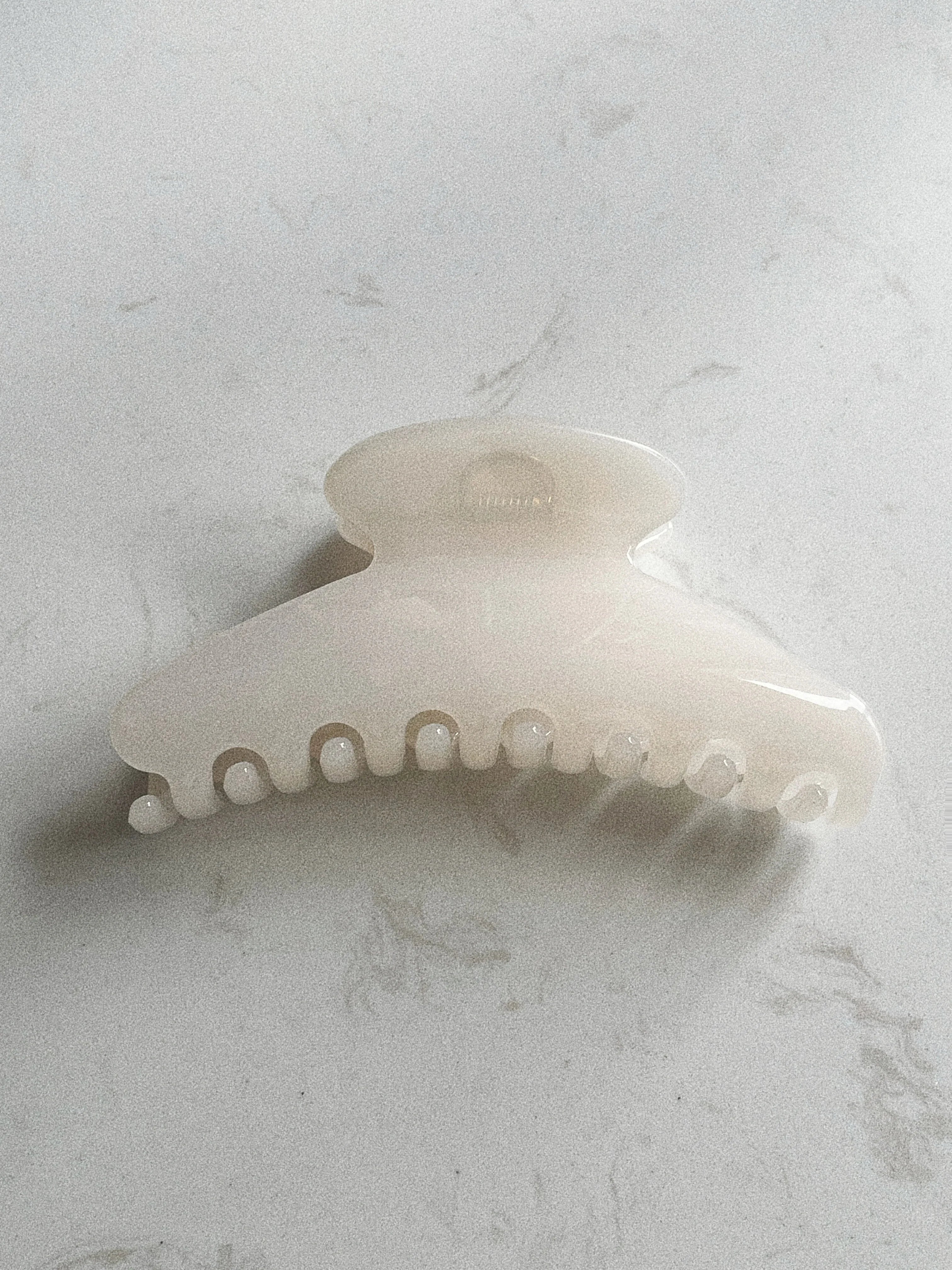 Prong Curved Clip in Pearl